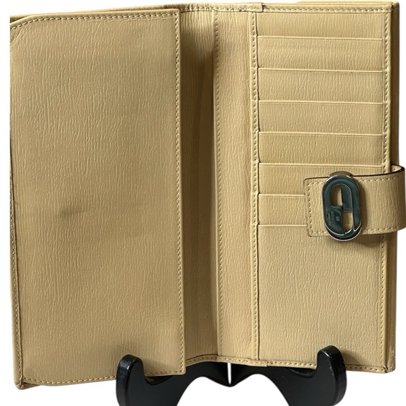 Gucci Tan Wallet with Textured Leather and Metallic Clasp - Picture 5 of 13